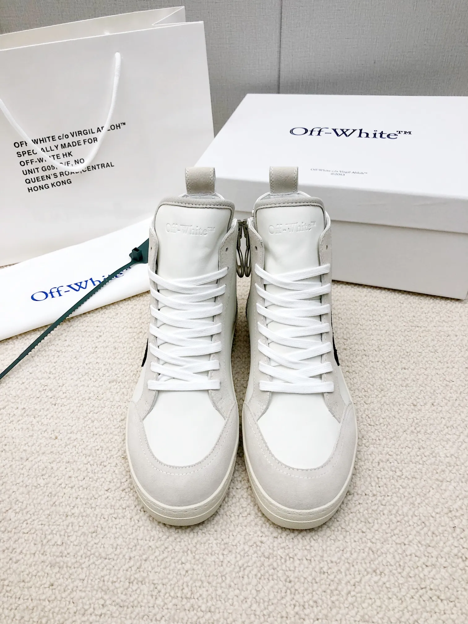 Men's men's shoes P540! 🌈🌈OFF WHITE🌈🌈 ⚡️Couple model⚡️🍓New color🍓 👉Ex-factory price: 130-45 The latest Gaobang street casual Martin style masterpiece, released the highest quality version on the market 👊 Series original mold opening, original lasting, production technology 1:1 original ➰🔜The best choice for more and more celebrities and Internet celebrities🔸In classics Change🔸Innovate in the trend🔸Strive to break away from the shackles of bad street design🔝Although he is not the originator of fashion design, he is definitely a shining dark horse in avant-garde design🐴🆙Do not follow the trend🔅Not universal beauty🔅 Fabric💯First-layer cowhide/suede Lining💯cowhide lining Foot pad💯Original molded high-elastic environmentally friendly molding pad Midsole💯Original lasting process Outsole💯Rubber outsole Packaging💯Full set of packaging synchronized with the official website (brand wrapping paper, brand certificate, brand cloth bag)